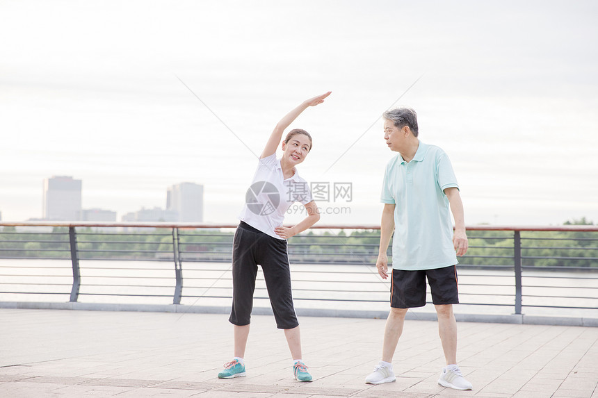 老年夫妇晨练图片