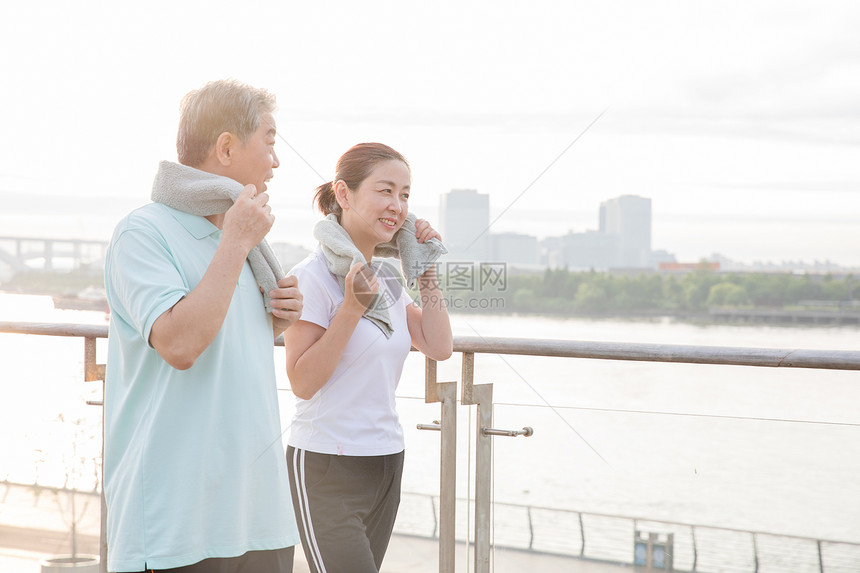 老年夫妇运动擦汗图片