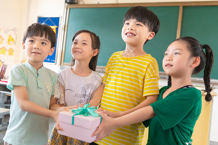 收到礼物的老师小学生送老师礼物背景