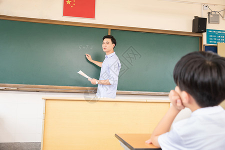 小学生课堂回答问题图片