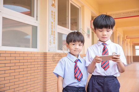 小学生使用手机图片