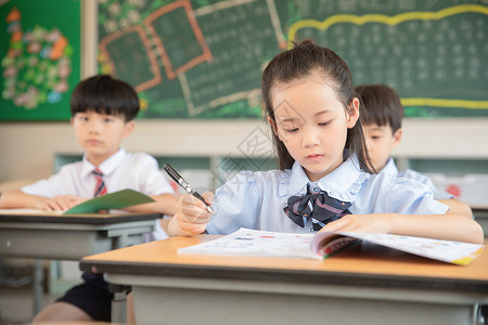 在外上学的孩子小学生做笔记背景