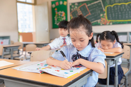 写字课小学生写功课背景