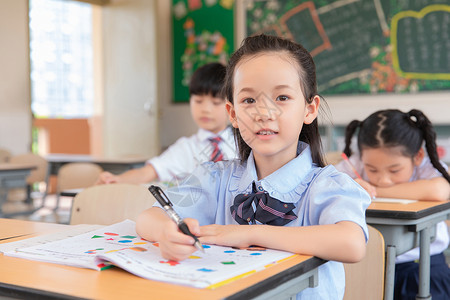 小学生写作业高清图片