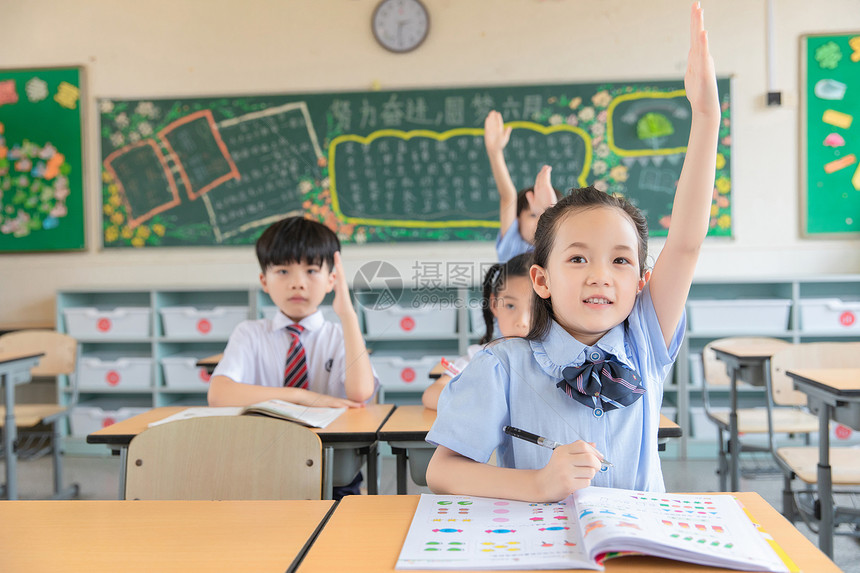 小学生举手图片