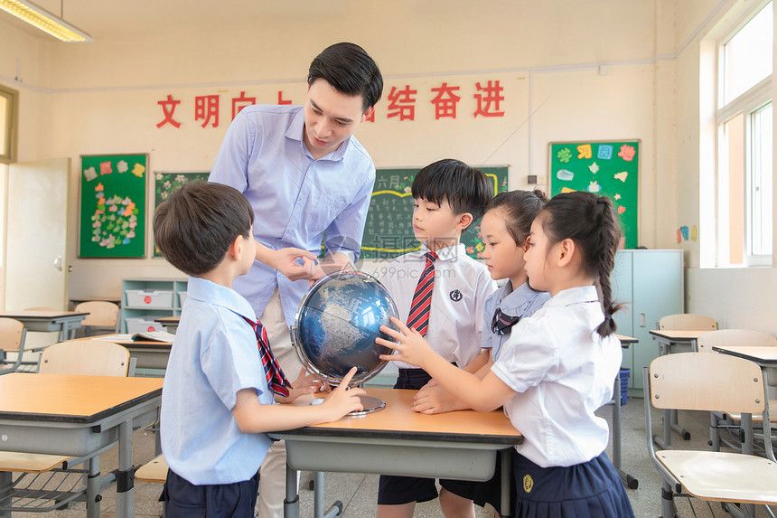 老师和学生看地球仪图片