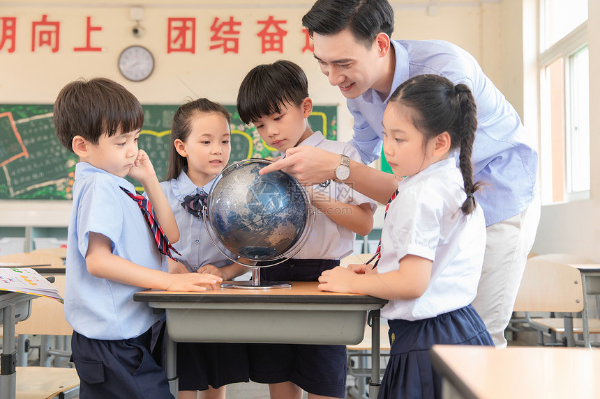 老师带学生看地球仪图片