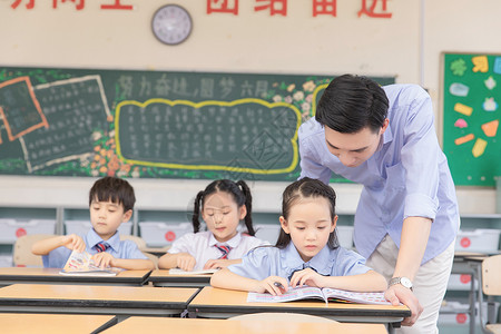 老师辅导学生图片