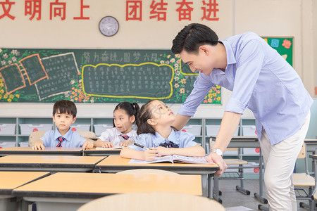 老师辅导学生图片