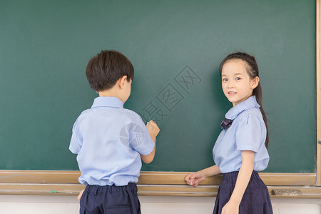 小学生在黑板写字图片