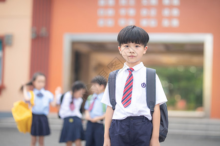 小学生上学图片