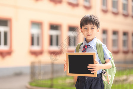 小学生拿黑板图片