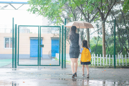 打雨伞女孩妈妈送孩子上学背景
