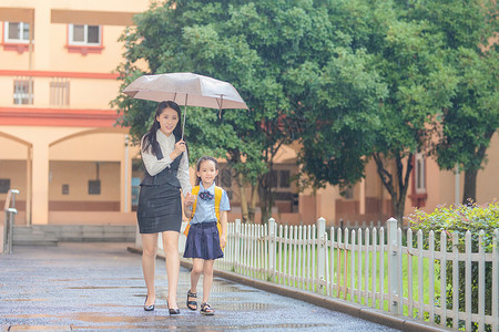 下雨上学妈妈送孩子上学背景