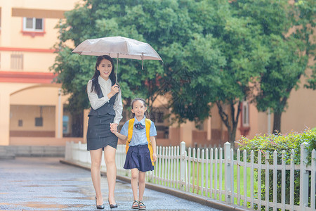下雨上学妈妈送孩子上学背景