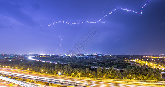 高架闪电雷雨停电高清图片