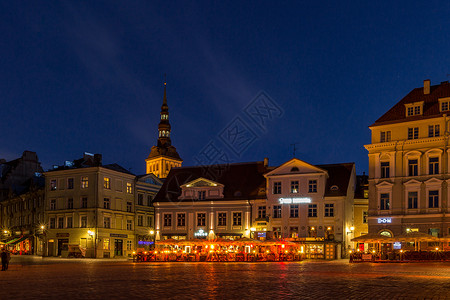 爱沙尼亚首都塔林中世纪老城美丽的夜景风光高清图片
