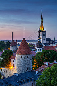 爱沙尼亚首都塔林中世纪老城美丽的夜景风光背景图片