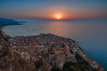 意大利西西里岛旅游城市切法卢日落全景高清图片