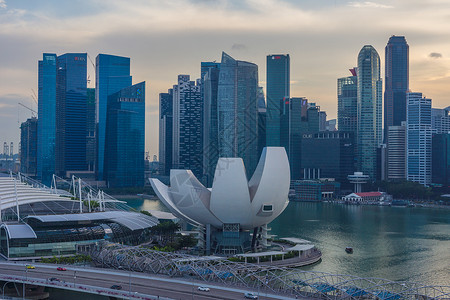 莲花酒店新加坡滨海湾双螺旋桥和金沙酒店背景