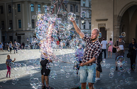 欧洲波兰格但斯克老城广场上的街头艺人高清图片