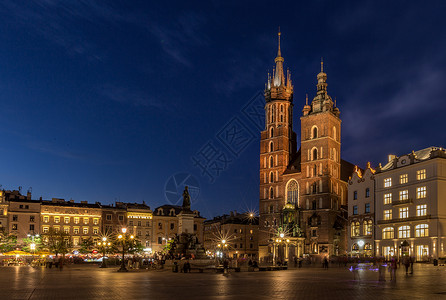 波兰大教堂波兰旅游名城克拉科夫老城广场与圣玛利亚教堂夜景背景