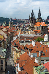俯瞰布拉格著名旅游景点泰恩教堂图片