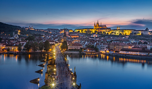 联合国教科文历史的捷克布拉格著名旅游景点查理大桥与布拉格城堡夜景背景
