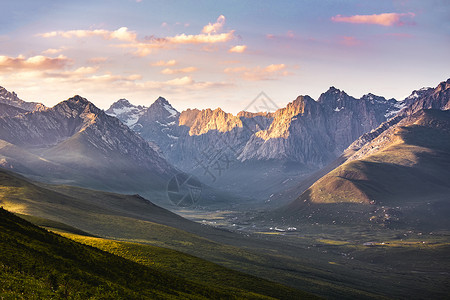 巴颜克拉山脉沐浴在晨光中的年保玉则背景