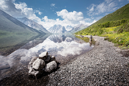 玉湖村年宝湖倒影中的年保玉则背景