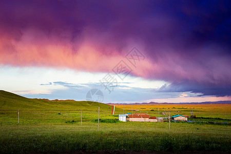 若尔盖草原雨后红云下的小屋高清图片