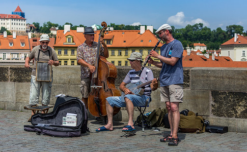 街头音乐家欧洲著名旅游城市布拉格查理大桥街头艺术表演背景
