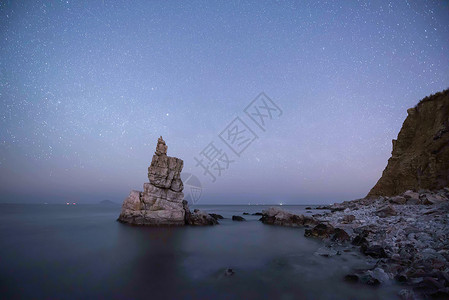 星野大连海边礁石星空夜景背景