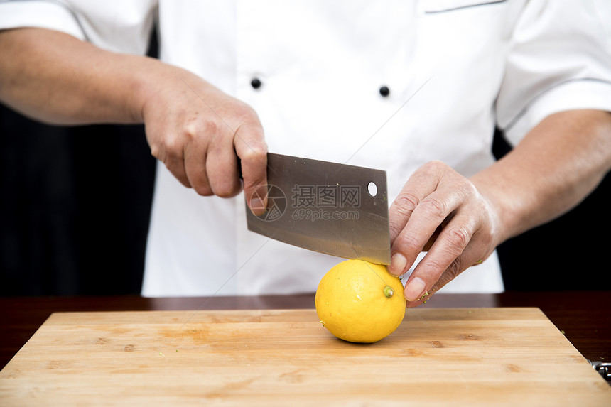 厨师切柠檬图片