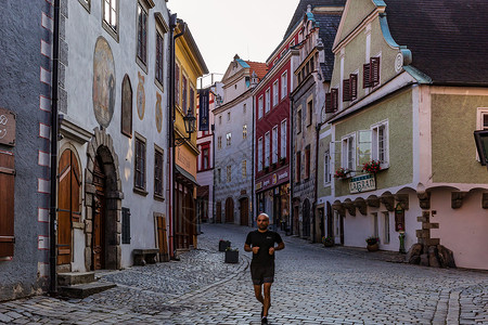 欧洲古镇街景捷克克鲁姆洛夫小镇清晨晨跑锻炼跑步背景