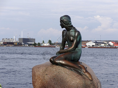 首都旅行丹麦著名的美人鱼雕塑背景