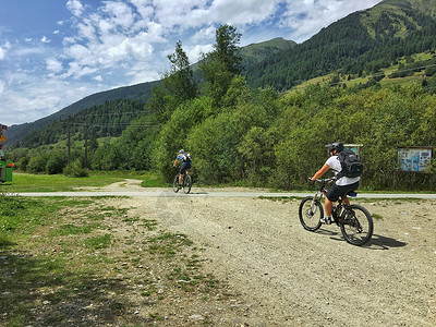 单人骑行夏季在绿色山区骑行背景
