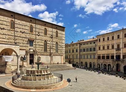 意大利著名中世纪古城佩鲁贾广场图片