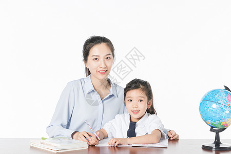 孩子地球仪老师辅导学生写作业背景