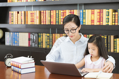 用电脑学习老师辅导学生用电脑背景