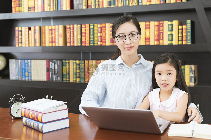 老师辅导学生用电脑 图片