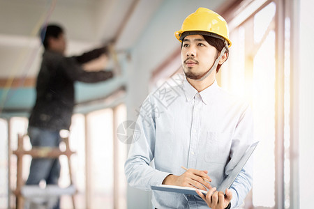 青年女性建筑工程师拿设计图纸工程师设计图片