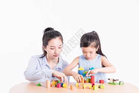 母亲陪女儿玩积木高清图片