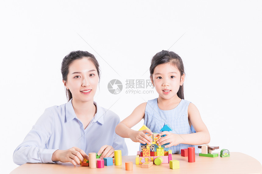母亲陪女儿玩积木图片