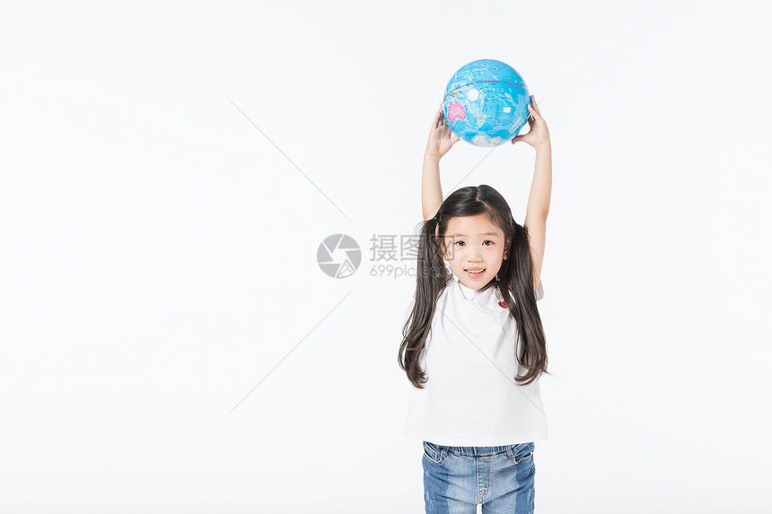 儿童手举地球仪图片