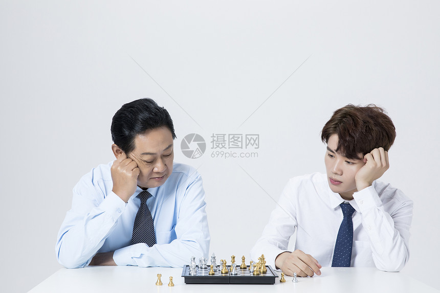 商务人士下棋图片