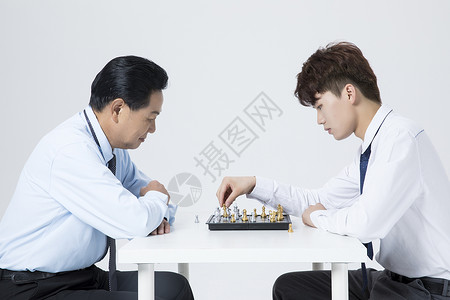 商务人士下棋背景图片