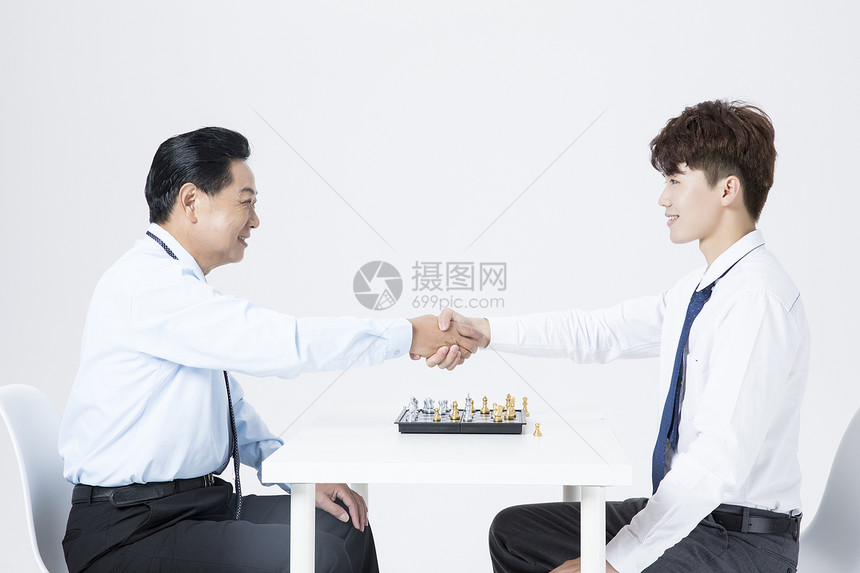 商务人士下棋图片