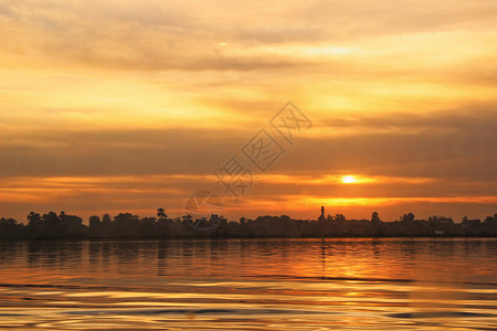 埃及阿斯旺尼罗河日出高清图片