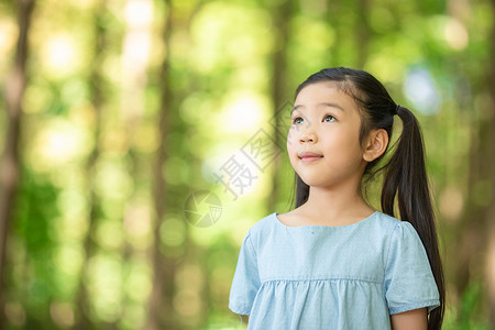 小女孩森林树林里的小女孩背景